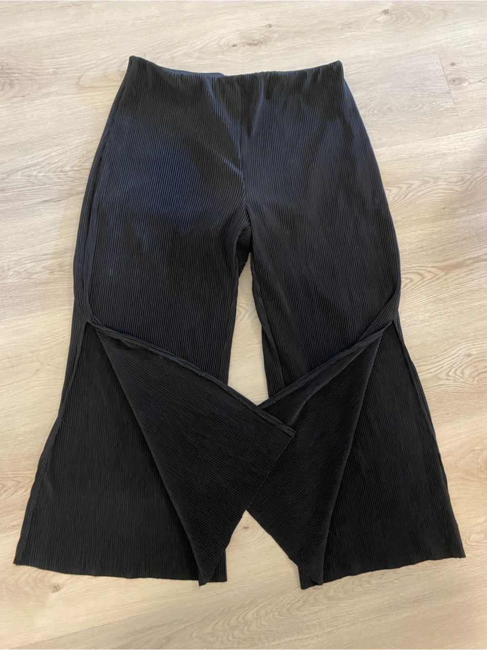 Open Leg Capris - Picture 4 of 4